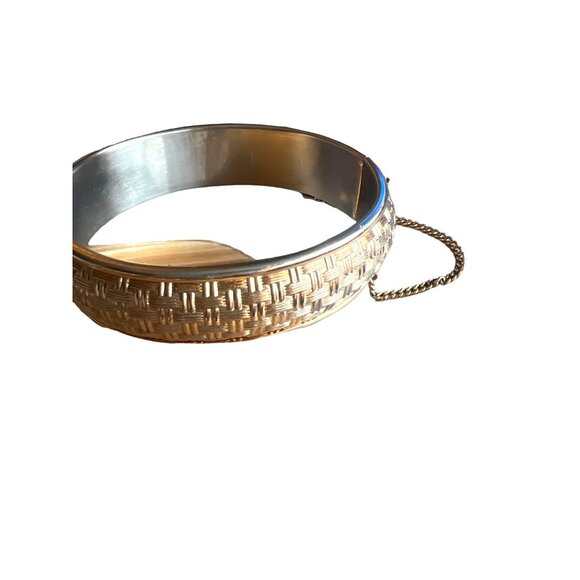 Vintage Napier Gold Tone Basket Weave Texture Bangle Bracelet Safety Chain Work - Picture 9 of 11